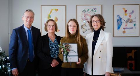 Lara Wilhelmine Hoffmann, nýdoktor við Menntavísindasvið Háskóla Íslands, ásamt Jóni Atla Benediktssyni, rektor HÍ, og Brynhildi G. Flóvenz og Hönnu Björgu Sigurjónsdóttur, stjórnarmönnum í sjóðnum, við afhendingu styrksins á rektorsskrifstofu.