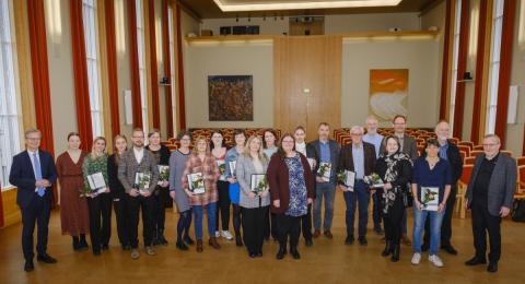 Styrkþegar og fulltrúar þeirra ásamt rektor og fulltrúum úr stjórn sjóðsins við úthlutun í Hátíðasal HÍ.