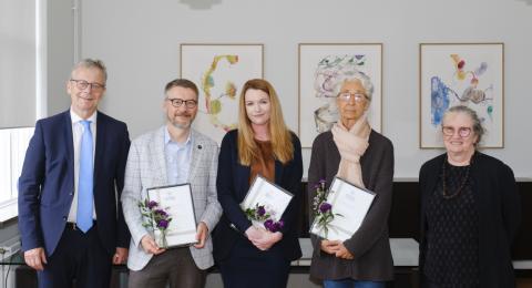 Styrkjunum var úthlutað á rektorsskrifstofu í vikunni. Á myndinni má sjá Jón Atla Benediktsson, rektor HÍ, Björn Þorsteinsson, prófessor í heimspeki og leiðbeinanda Claude Nassar, Katrínu Lísu van der Linde Mikaelsdóttir styrkþega og Erlu Erlendsdóttur, prófessor í spænsku og leiðbeinanda Nuriu Frías Jiménez og Ólöfu Garðarsdóttur, forseta Hugvísindasviðs og formann stjórnar sjóðsins.