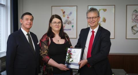 Steinunn Rut Friðriksdóttir, doktorsnemi í tölvunarfræði, ásamt Jóni Atla Benediktssyni rektor og David Pitt, formanni stjórnar sjóðsins.