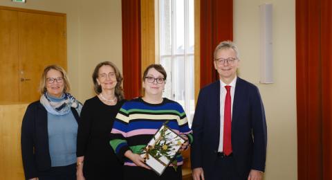 Frá afhendingu styrksins í Hátíðasal. Frá vinstri: Hanna Björg Sigurjónsdóttir prófessor, Brynhildur G. Flóvenz dósent, styrkhafinn Sema Erla Serdaroglu og Jón Atli Benediktsson rektor.