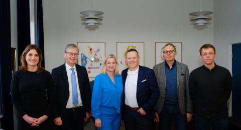 Við undirritun stofnskrárinnar á skrifstofu rektors. Frá vinstri: Helga Brá Árnadóttir, verkefnisstjóri Styrktarsjóða HÍ, Jón Atli Benediktsson, rektor HÍ, stofnendurnir Brynja Einarsdóttir og Örn Almarsson, Eiríkur Steingrímsson og Steinn Guðmundsson, prófessorar sem eiga sæti í stjórn sjóðsins.