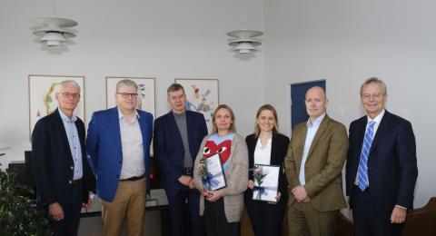 Fulltrúar styrkþega ásamt fulltrúum úr stjórn sjóðsins og rektor HÍ og forseta Verkfræði- og náttúruvísindasviðs. Frá vinstri: Sigurður Magnús Garðarsson, forseti Verkfræði- og náttúruvísindasviðs, Sverrir Örn Þorvaldsson, stjórnarmaður, Röngvaldur Möller stjórnarmaður, Anna Ben Blöndal, móðir Hallgríms, Silja Rún Guðmunsdóttir, móðir Hildar, Haraldur Hallgrímsson, faðir Hallgríms, og Jón Atli Benediktsson, rektor Háskóla Íslands.