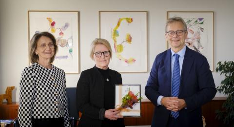 Anna Magnea Hreinsdóttir, aðjunkt við Menntavísindasvið Háskóla Íslands, tók við styrknum á rektorsskrifstofu í vikunni. Með henni á myndinni eru Jón Atli Benediktsson, rektor Háskóla Íslands, og Brynhildur G. Flóvenz, dósent við Lagadeild og formaður stjórnar Styrktarsjóðs Margaretar og Bents Schevings Thorsteinssonar.