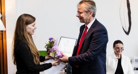Rannveig Ágústa Guðjónsdóttir veitir styrknum viðtöku úr höndum Jóns Atla Benediktssonar