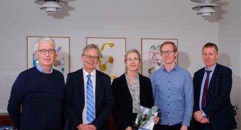 art of the team behind “Prosthetic leg with intent control and sensory feedback.” with the University Rector and chairman of the board. From the left: Þorvaldur Ingvarsson, Jón Atli Benediktsson, Kristín Briem, Atli Örn Sverrisson, og Sigurður Brynólfsson.