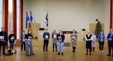 Styrkþegar og fulltrúar þeirra ásamt stjórn Þórsteinssjóðs og rektor Háskóla Íslands við úthlutun í Hátíðasal 3. desember.