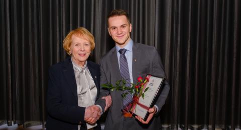 Vigdís Finnbogadóttir og Trausti Lúkas Adamsson við afhendingu styrksins.