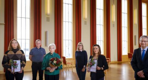 Frá úthlutun styrkjanna í Hátíðasal. Frá vinstri: Margrét Eiríksdóttir styrkhafi, Stefán Bragi Bjarnason, stjórnamaður í sjóðnum, Ingibjörg R. Magnúsdóttir, stofnandi sjóðsins, Herdís Sveinsdóttir, forseti Hjúkrunarfræðideildar Háskóla Íslands, Edythe Laquindanum Mangindin styrkhafi og Jón Atli Benediktsson, rektor Háskóla Íslands.
