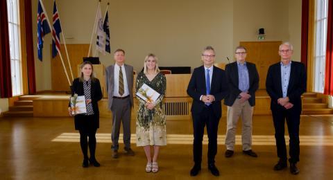 Frá verðlaunaafhendingunni í Hátíðasal. Frá vinstri: Silja Rún Guðmundsdóttir, móðir Vigdísar Gunnarsdóttur, Ragnar Sigurðsson, stjórnarformaður Verðlaunasjóðsins, Svala Sverrisdóttir verðlaunahafi, Jón Atli Benediktsson, rektor Háskóla Íslands, Sverrir Örn Þorvaldsson, stjórnarmaður í Verðlaunasjóðnum, og Sigurður Magnús Garðarsson, forseti Verkfræði- og náttúruvísindasviðs Háskóla Íslands.