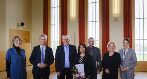Frá vinstri: Elín Soffía Ólafsdóttir, prófessor og stjórnarmaður í sjóðnum, Jón Atli Benediktsson, rektor HÍ, Þorsteinn Loftsson, prófessor og stjórnarmaður í sjóðnum, Suppakan Sripetch styrkhafi, Sveinbjörn Gizurarson, prófessor og leiðbeinandi Ellenar K.G. Mhango, Inga Þórsdóttir, forseti Heilbrigðisvísindasviðs HÍ, og Helga Brá Árnadóttir, verkefnisstjóri Styrktarsjóða HÍ.