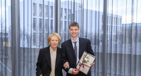 Óðinn Andrason og Vigdís Finnbogadóttir við afhendingu styrksins á Litla Torgi.