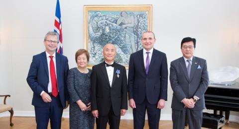 Toshizo Watanabe ásamt forseta Íslands, rektor Háskóla Íslands, eiginkonu sinni og sendiherra Japans á Íslandi.