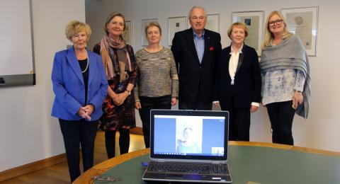 Stjórnarmenn á fundi 15. september 2016, frá vinstri: Sigríður Th. Erlendsdóttir, Sigrún Jóhannesdóttir, Ragnheiður Jóna Jónsdóttir, Sigurður Helgason, Vigdís Finnbogadóttir og Hrönn Greipsdóttir. Í tölvunni á borðinu má sjá Salvöru Jónsdóttur sem tók þátt í fjarskiptafundinum á Skype.