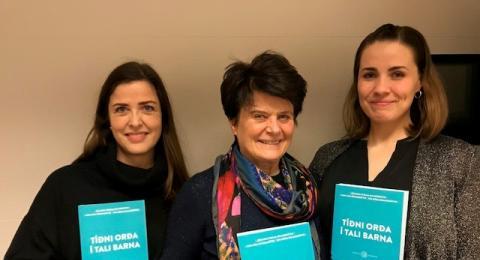 Íris Dögg Rúnarsdóttir, MS í talmeinafræði, Jóhanna Thelma Einarsdóttir, dósent í talmeinafræði við Heilbrigðisvísindasvið og Menntavísindasvið, og Anna Lísa Pétursdóttir, MS í talmeinafræði, með bókina nýju.