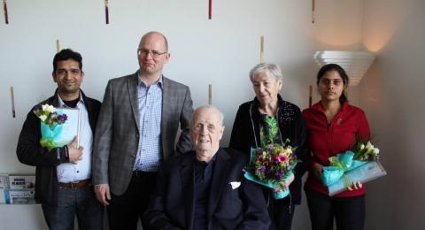 Frá afhendingu styrkjanna í Norræna húsinu. Frá vinstri: Vivek E. Gaware styrkhafi, Már Másson, forseti Lyfjafræðideildar, Bent Scheving Thorsteinsson, stofnandi sjóðsins, Margaret Scheving Thorsteinsson, og Varsha A. Kale.