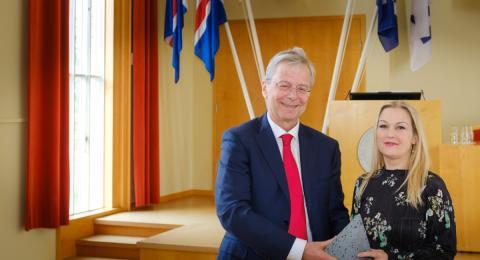 Sunna Ólafsdóttir Wallevik tekur við viðurkenningunni úr hendi Jóns Atla Benediktssonar, rektors Háskóla Íslands.