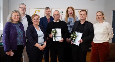Frá afhendingu styrkjanna á rektorsskrifstofu en þar komu saman foreldrar styrkhafa, rektor og stjórn Verðlauansjóðs Sigurðar Helgasonar. MYND/Tryggvi Már Gunnarsson