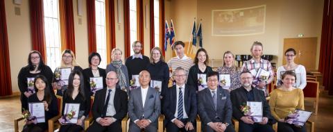 Styrkþegar úr Watanabe-styktarsjóðnum ásamt Watanabe sjálfum, stjórnarmeðlimum, sendiherra Japans á Íslandi og rektor Háskóla Íslands.