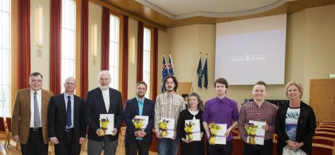 Styrkþegar og fulltrúar styrkþega ásamt Geir H. Haarde, fyrrverandi forsætisráðherra, Má Mássyni, prófessor við Lyfjafræðideild og formanni stjórnar Watanabe-styrktarsjóðsins, og Kristínu Ingólfsdóttur, rektor Háskóla Íslands.