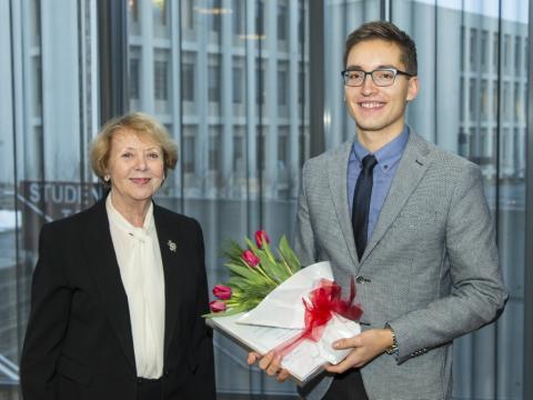 Frú Vigdís Finnbogadóttir ásamt styrkhafanum Snorra Tómassyni, BS-nema í iðnaðarverkfræði.