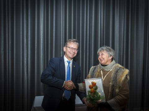 Guðrún Pétursdóttir, móðursystir Ingibjargar Friðriksdóttur styrkhafa, tekur við viðurkenningu fyrir hennar hönd af Jóni Atla Benediktssyni, rektor Háskóla Íslands.
