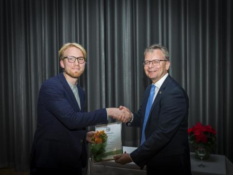ón Atli Benediktsson, rektor Háskóla Íslands, afhendir Ólafi Bogasyni styrkhafa viðurkenningu.