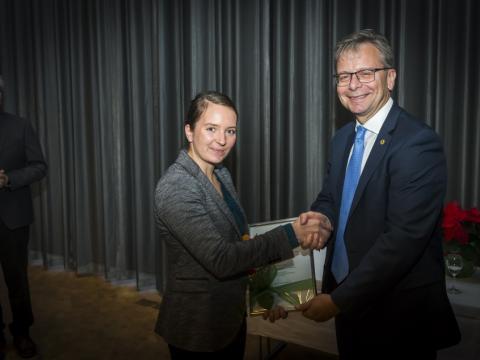 Anna Kristina Lobes tók við viðurkenningu frá Jóni Atla Benediktssyni, rektor Háskóla Íslands, fyrir hönd systur sinnar Lenu Katarinu sem hlaut styrk úr Ingjaldssjóði.