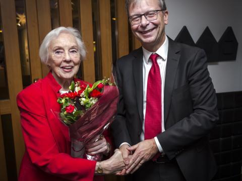 Jón Atli Benediktsson, rektor Háskóla Íslands, afhenti Ingibjörgu R. Magnúsdóttur, stofnanda Rannsóknasjóðs Ingibjargar R. Magnúsdóttur, blóm í tilefni dagsins.
