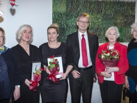 Á myndinni eru frá vinstri: Stefán Bragi Bjarnason, stjórnarmaður í RIM, Jóhanna Bernharðsdóttir, formaður stjórnar RIM, Jóna Ingibjörg Jónsdóttir styrkhafi, Guðrún Jónsdóttir, styrkhafi, Jón Atli Benediktsson, rektor HÍ, Ingibjörg R. Magnúsdóttir, stofnandi RIM, Ólöf Ásta Ólafsdóttir, stjórnarmaður í RIM, Auðna Ágústsdóttir, stjórnarmaður í RIM og Margrét Björnsdóttir, stjórnarmaður í RIM.