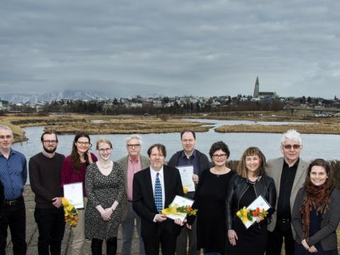 Á myndinni eru frá vinstri: Börkur Hansen prófessor, Viðar Guðmundsson prófessor, Jóhannes Ólafsson, MA-nemi í ritlist, Þóra Björk Þórðardóttir, MA-nemi í ritlist, Dýrfinna Guðmundsdóttir, MA-nemi í ritlist, Kristján Árnason prófessor, Ari Páll Kristinsson rannsóknarprófessor, Jóhannes Gísli Jónsson prófessor, Halldóra Jónsdóttir verkefnisstjóri, Sigríður Sigurjónsdóttir prófessor, Kristján Jóhann Jónsson prófessor, Katrín Jakobsdóttir, formaður stjórnar sjóðsins og Jón Atli Benediktsson, rektor HÍ.