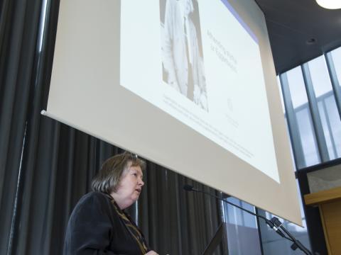 Bryndís Brandsdóttir, vísindamaður og formaður stjórnar Eggertssjóðs, ávarpar gesti.