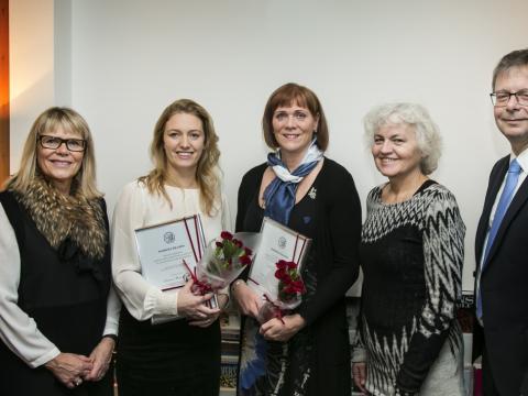 Frá vinstri: Herdís Sveinsdóttir prófessor og stjórnarmaður, Emma Marie Swift ljósmóðir og styrkhafi, Valgerður Lísa Sigurðardóttir, sérfræðiljósmóðir og styrkhafi, Ólöf Ásta Ólafsdóttir, lektor og formaður stjórnar sjóðsins, og Jón Atli Benediktsson, rektor Háskóla Íslands.