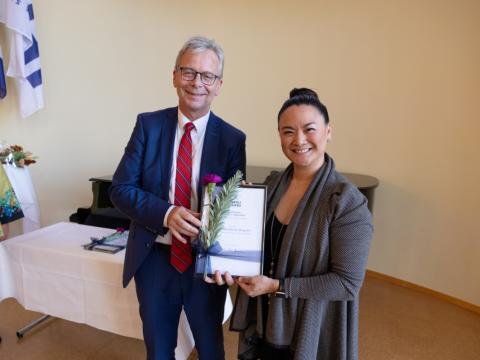 Edythe Laquindanum Mangindin tekur við viðurkenningu frá Jóni Atla Benediktssyni rektor. 