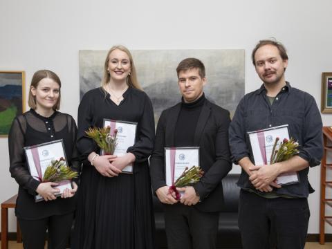 Styrkhafarnir fjórir við úthlutun styrkjanna á rektorsskrifstofu. Frá vinstri: Sólveig Steinþórsdóttir, Bryndís Guðjónsdóttir, Lárus Sindri Lárusson og Pétur Eggertsson. 