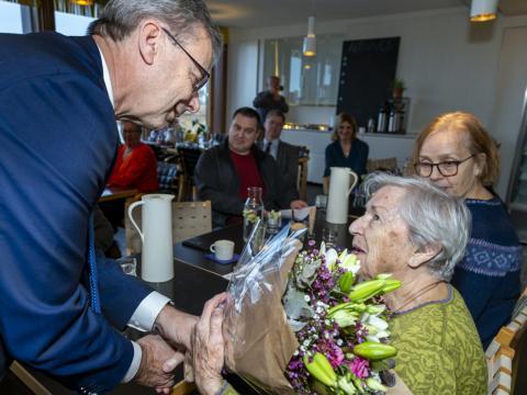 ón Atli Benediktsson færði Margaret þakklætisvott fyrir rausnarlegan stuðning þeirra hjóna við rannsóknir við Háskóla Íslands.