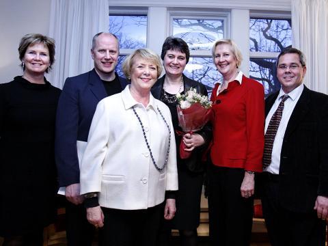Frá vinstrir: Kristín Ingólfsdóttir, Einar Guðbjartur Pálson faðir styrkþegans, frú Vigdís Finnbogadóttir, Guðrún Jónsdóttir móðir styrkþegans, Kristín Vala Ingólfsdóttir og Karl Sölvi Guðmundsson forseti rafmagns og tölvuverkfræðideildar.