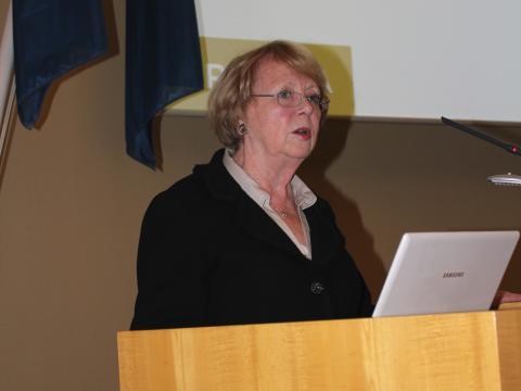 Frú Vigdís Finnbogadóttir, formaður sjóðsstjórnar, afhenda Rebekku Þráinsdóttur ristjóra styrk til útgáfu á ársriti SVF.