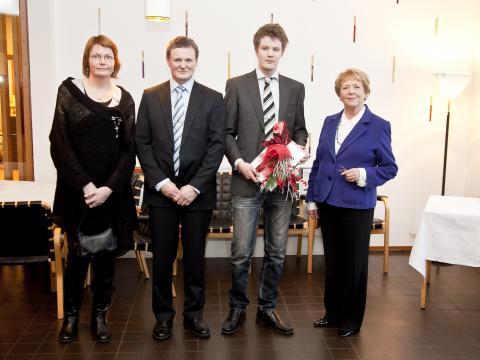 Frú Vigdís Finnbogadóttir ásamt Guðmundi Frey Aðalsteinssyni styrkhafa og aðstandendur.