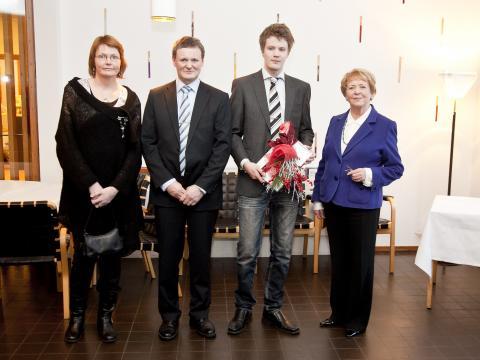 Frú Vigdís Finnbogadóttir ásamt Guðmundi Frey Aðalsteinssyni, styrkhafa og aðstandendum hans.