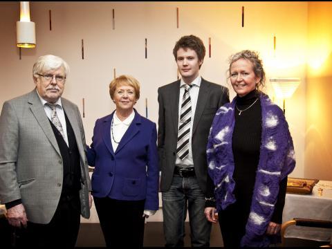 Frú Vigdís Finnbogadóttir ásamt styrkhafa og fleira fólki.