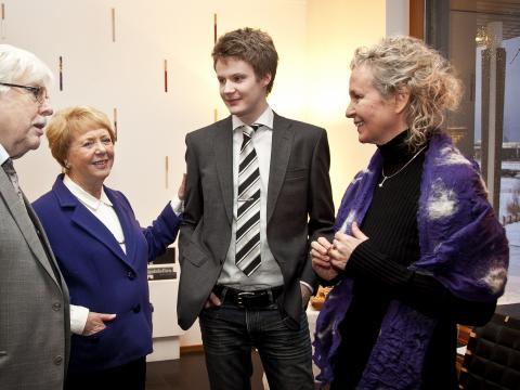 Frú Vigdís Finnbogadóttir ásamt styrkhafa og fleira fólki.