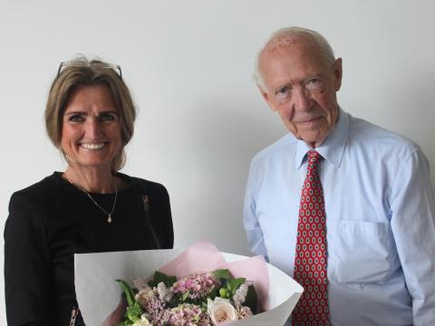 Elsebeth Korsgaard Sorensen, prófessor í menntunarfræðum við Háskólann í Árósum, ásamt Sören Langvad við afhendingu styrksins í Danmörku fyrr í sumar.