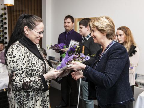 Inga Sæland tekur við styrk úr Þórsteinssjóði úr hendi Kristínar Ingólfsdóttur rektors