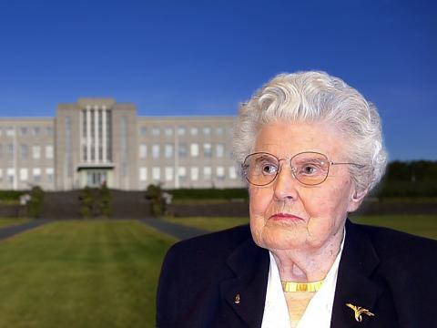 Sigríður Lárusdóttir með Háskóla Íslands aðalbyggingu í bakgrunn