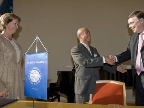 Stofnskrá nýs styrktarsjóðs, sem kenndur er við Watanabe, var undirrituð af stofnandanum Toshizo Watanabe og Kristínu Ingólfsdóttur, rektor Háskóla Íslands, við hátíðlega athöfn í Háskóla Íslands 