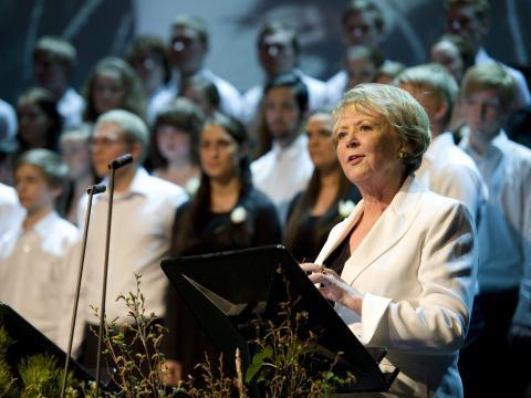 Vigdís Finnbogadóttir í pontu. Í bakgrunn má sjá kór HÍ