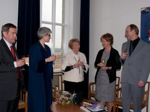 Frá vinstri: Páll Skúlason, Ásdís Rósa Magnúsdóttir, Vigdís Finnbogadóttir, Kristín Ingólfsdóttir og Ástráður Eysteinsson