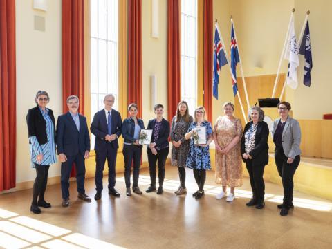 Frá vinstri: Jóhanna Einarsdóttir, prófessor, Samúel Lefever, dósent, Jón Atli Benediktsson, rektor, Hermína Gunnþórsdóttir prófessor og Edda Óskarsdóttir, lektor, Anna Katarzyna Wozniczka, doktorsnemi, Aneta Figlarska, kennsluráðgjafi hjá sveitarfélaginu Árborg, og Anna Linda Sigurðardóttir, deildarstjóri Fjölmenningardeildar í Vallaskóla, Ólöf Garðarsdóttir, sviðsforseti Hugvísindasviðs og Kolbrún Pálsdóttir, sviðsforseti Menntavísindasviðs.