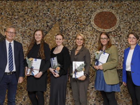 Styrkhafar úr Sjóði Steingríms Arasonar ásamt rektor og forseta Menntavísindasviðs. Frá vinstri: Jón Atli Benediktsson rektor, Berglind Lilja Guðlaugsdóttir doktorsnemi, Sandra Rebekka Önnudóttir Arnarsdóttir doktorsnemi, Bryndís Jóna Jónsdóttir doktorsnemi, Íris Ellenberger dósent og Kolbrún Þ. Pálsdóttir, forseti Menntavísindaviðs.
